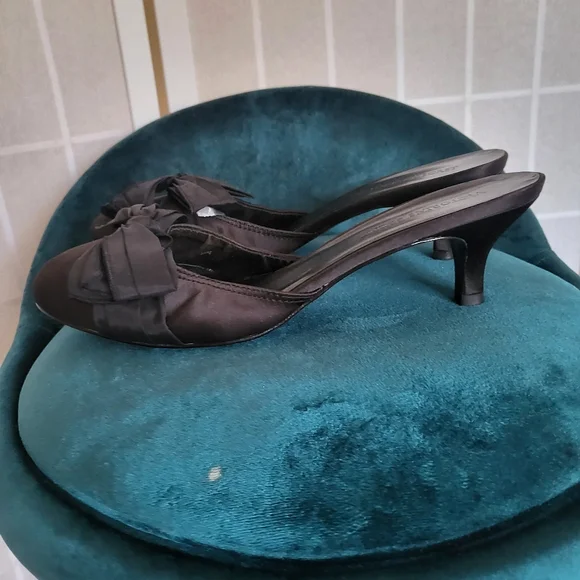 Vintage Victoria's Secret Black Satin Slippers Heels 10 - Picture 4 of 8